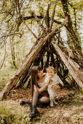 Séance Mère-Fille à Orléans | sous une cabane en bois